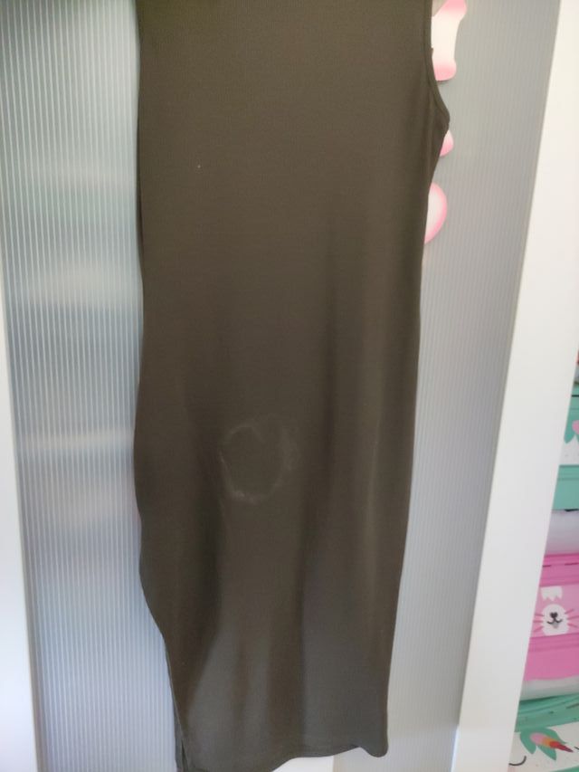 Vestido verde oscuro con abertura lateral