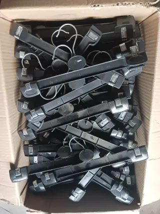 Lote 100 Perchas Plástico Negras Pantalón