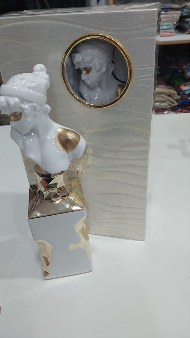 Perfume Mujer Confession Bote Dorado y Blanco