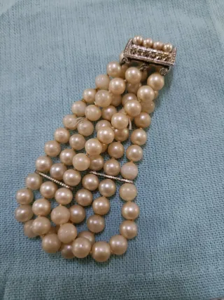 Pulsera de perlas multicapa con cierre plateado