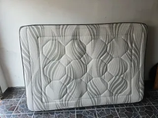 Colchón Cool Sleep 1.90x1.35 y somier con patas.