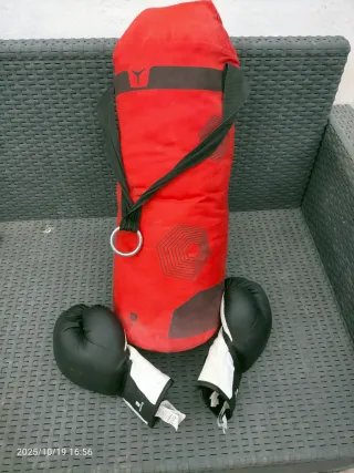 Saco de boxeo infantil y guantes