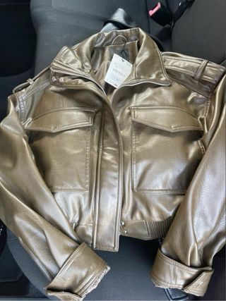Cazadora corta efecto piel, Zara