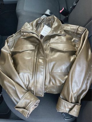 Cazadora corta efecto piel, Zara