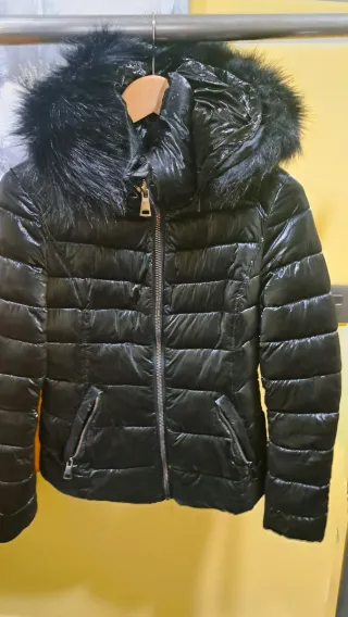 Cazadora negra con capucha de pelo