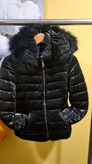 Cazadora negra con capucha de pelo
