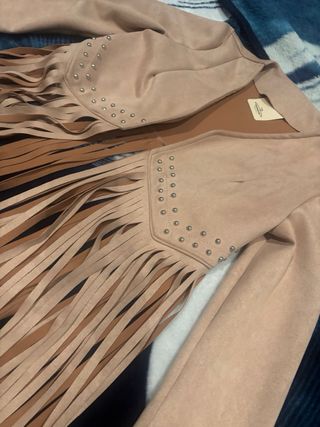 Chaqueta nueva con flecos y tachuelas