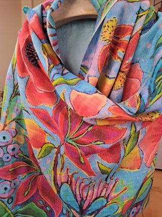 Pañuelo echarpe estampado y bordado