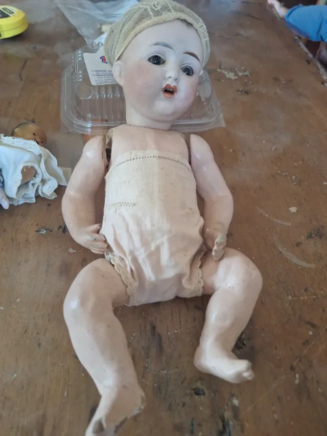 Muñeca de porcelana antigua