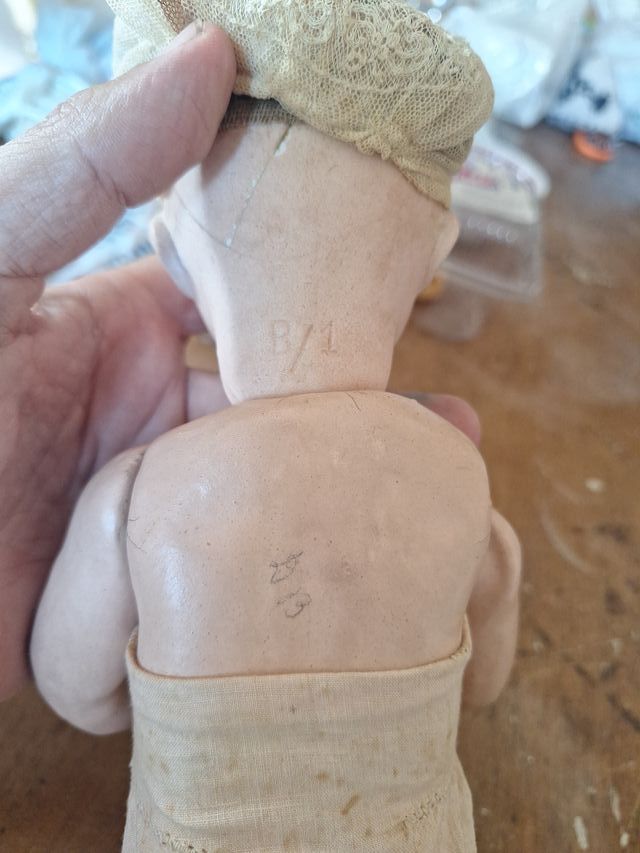 Muñeca de porcelana antigua