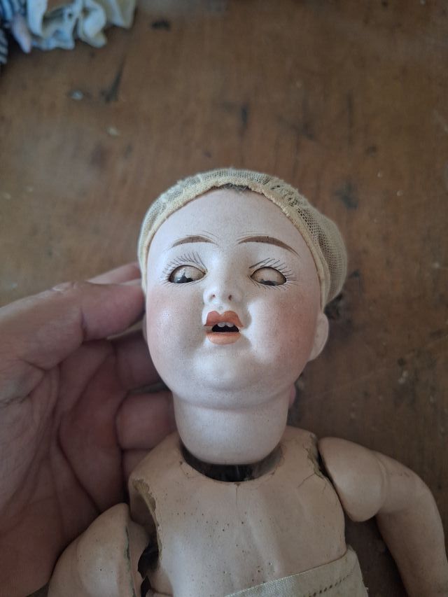 Muñeca de porcelana antigua