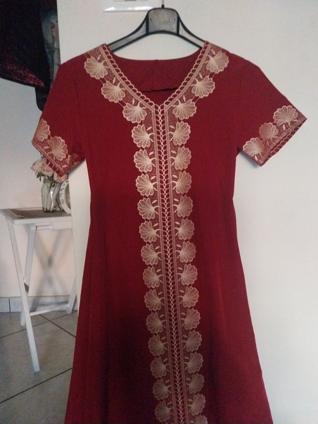 Abito donna rosso con ricami oro