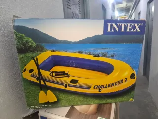Bote inflable con remos