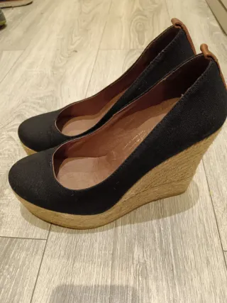 Cuñas negras y beige