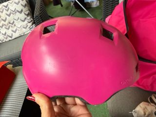 Casco rosa patines y mochila