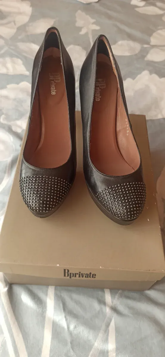 Zapatos de tacón Bprivate negros con tachuelas