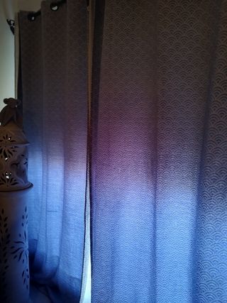Cortinas opacas azul claro con toques blancos