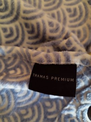 Cortinas opacas azul claro con toques blancos