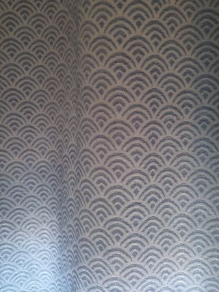 Cortinas opacas azul claro con toques blancos