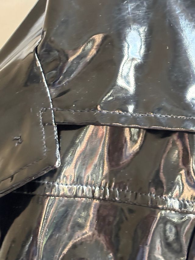 Chubasquero charol negro