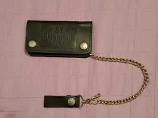 Portafoglio in pelle con catena 