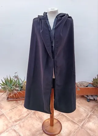 Capa Medieval Artesanal con Capucha Negra