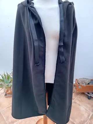 Capa Medieval Artesanal con Capucha Negra