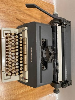 Máquina de escribir Olivetti Línea 98