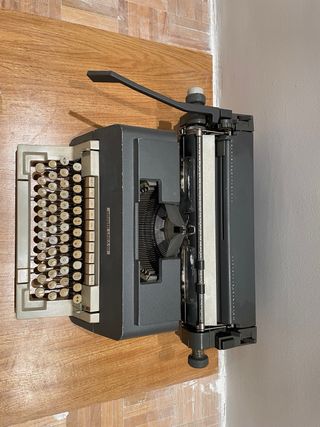 Máquina de escribir Olivetti Línea 98