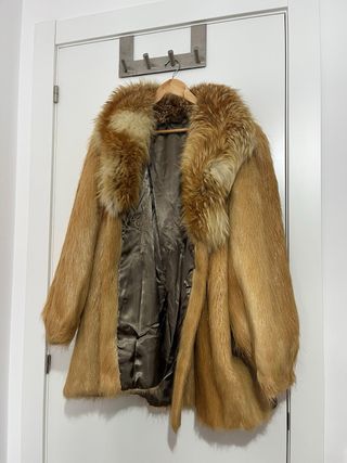 Abrigo de piel beige y marrón