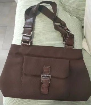 Bolso de mano marrón con hebilla