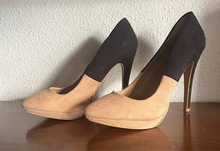 Zapatos de tacón beige y negro