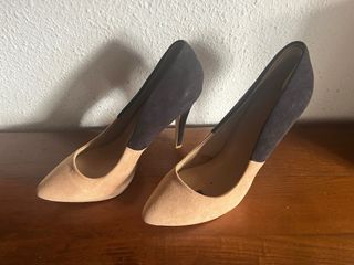 Zapatos de tacón beige y negro