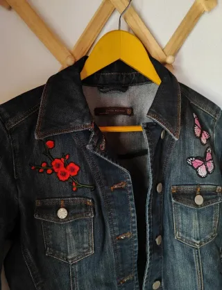 Chaqueta vaquera Zara bordados mariposas flores