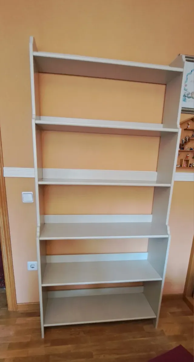 Estantería de madera