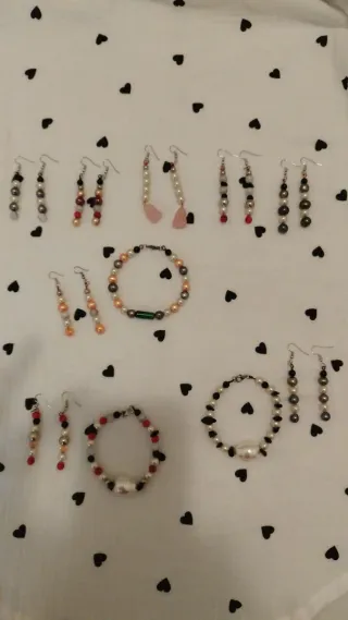 Conjunto de pulseras y pendientes