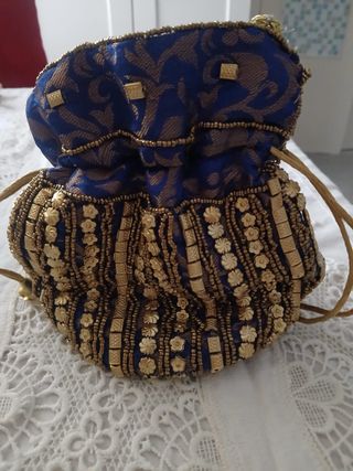 Bolso de mano azul y dorado con abalorios