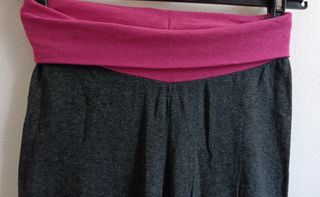 Pantaloni tuta grigi con fascia rosa
