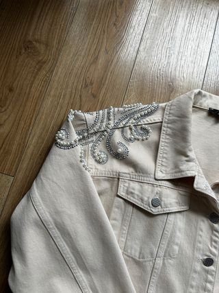Chaqueta vaquera beige con pedrería