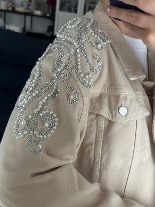 Chaqueta vaquera beige con pedrería