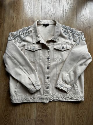 Chaqueta vaquera beige con pedrería