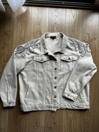 Chaqueta vaquera beige con pedrería