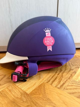 Casco de amazona púrpura con detalles rosas