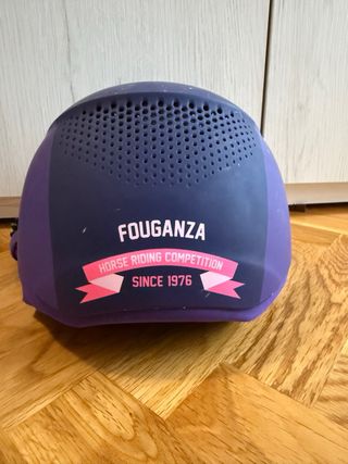 Casco de amazona púrpura con detalles rosas