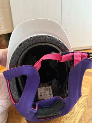 Casco de amazona púrpura con detalles rosas