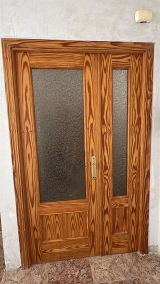 Puerta de salón madera con cristal