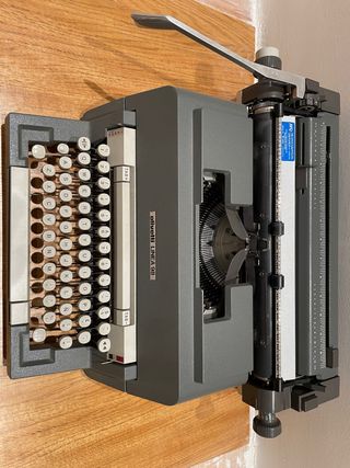 Máquina de escribir Olivetti Línea 98
