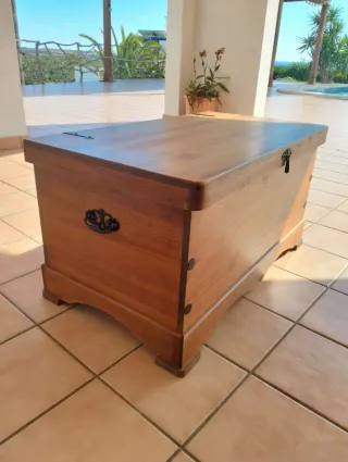 Baúl de madera maciza 90x50x47