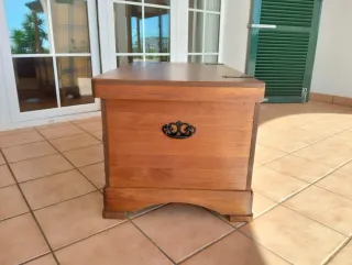 Baúl de madera maciza 90x50x47