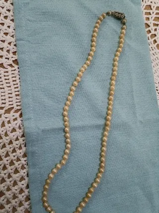 Collar de perlas beige y cierre plateado